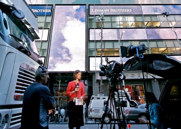 Una periodista informa desde el exterior de la sede de Lehman Brothers en Nueva York. (Foto: Archivo )