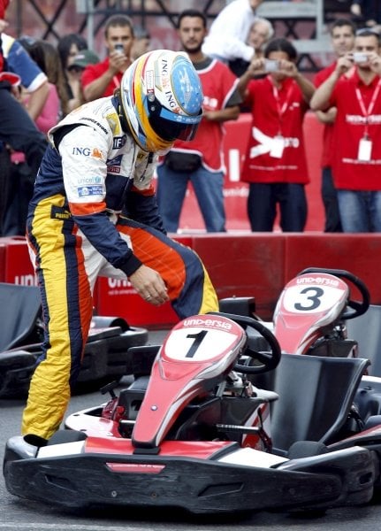 Fernando Alonso, a punto de montarse en un kart. (Foto: Víctor Lerena)