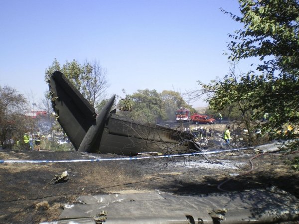 Restos del avión siniestrado en Barajas. (Foto: Archivo )