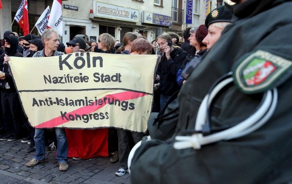 Los manifestantes de izquierdas tratan de bloquear una calle de Colonia. (Foto: Oliver Berg)