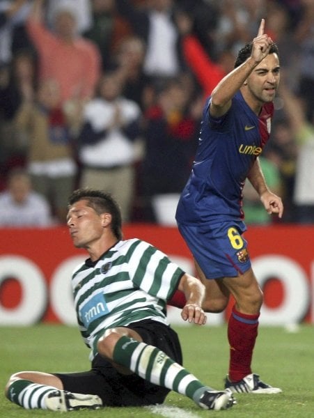 Xavi festeja el gol que le marcó al Sporting de Portugal.