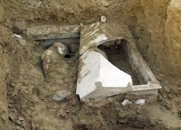 Imagen de una de las tumbas encontradas. (Foto: EFE)
