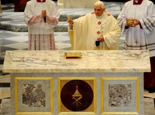 El Papa Benedicto XVI consagra el nuevo altar de la catedral de Albano Laziane. (Foto: EFE)