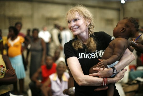 La actriz Mia Farrow sostiene en sus brazo a un bebé. (Foto: EFE)