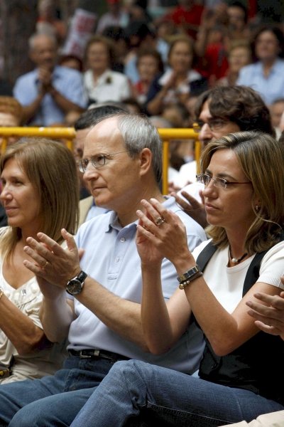 Montilla, sentado entre su mujer, Anna, y Chacón. (Foto: Xavier Beltral)