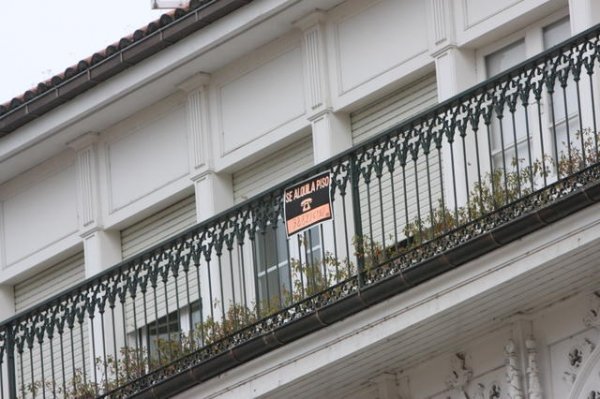 Un cartel anuncia un piso que se alquila, en la Praza Maior de la ciudad. (Foto: Miguel Ángel)