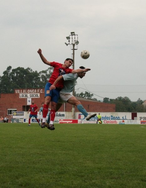 Josu, del C.D. Ourense, salta con un rival del Villalonga en el Nuevo San Pedro. (Foto: Carlos Folgoso)