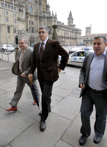 Los portavoces de los tres grupos del Parlamento de Galicia, Ismael Rego (PSOE), Carlos Aymerich (BNG) y Manuel Ruíz Rivas (PP) tras la concentración en el Obradoiro.