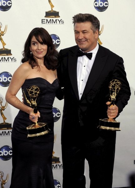 Los actores estadounidenses Tina Fey y Alec Baldwin posan con sus Emmys a Mejores Actores.