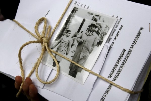Detalle de uno de los listados de represaliados que fueron entregados al juez Garzón. (Foto: Paco Campos)