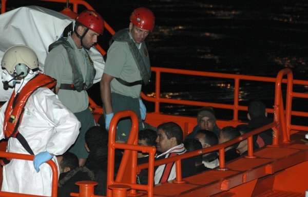 Miembros de salvamento marítimo con los inmigrantes que llegaron a Gran Canaria.