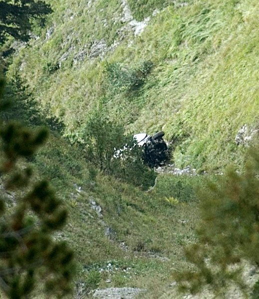 Vista del vehículo siniestrado, al fondo del terraplén. (Foto: Laurent Dominique)