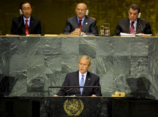 George W. Bush, durante su intervención. (Foto: Jason Szenes)