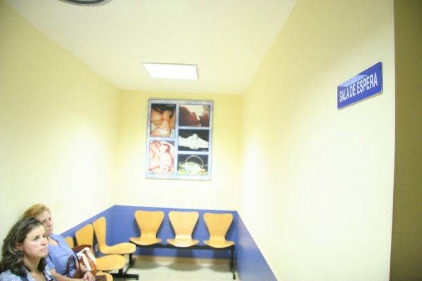 Dos mujeres en la sala de espera de las Urgencias Ginecológicas del CHOU. (Foto: Xesús Fariñas)