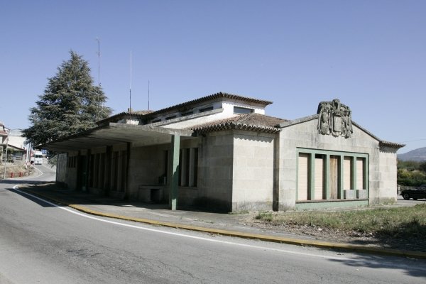  Edificio de la aduana, situado en la frontera de Verín con Portugal. (Foto: Marcos Atrio)