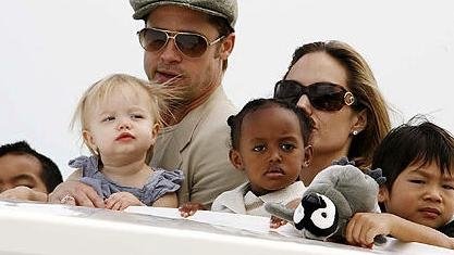 Bead Pitt, Angelina Jolie y algunos de sus hijos.