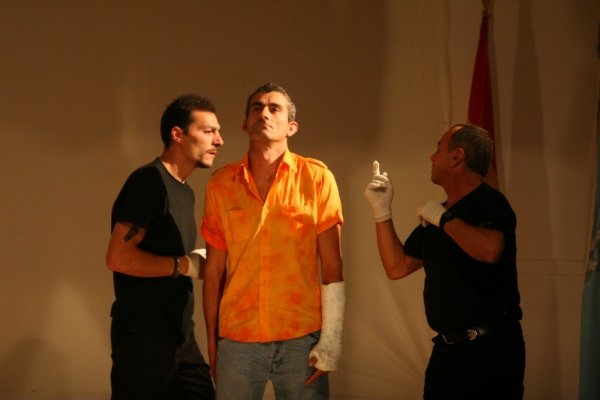 Tres internos, durante la representación teatral que realizaron para finalizar el acto institucional. (Foto: Xesús Fariñas)