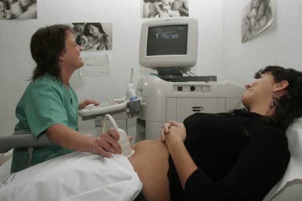 Una paciente es sometida a una ecografía en el servicio de Ginecología del CHOU. (Foto: Miguel Ángel)