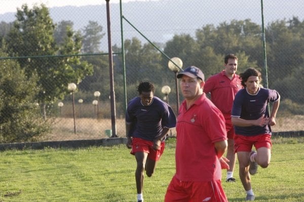 Romero observa el entrenamiento con Levi Marengo, Adrián y Manuel Pérez a su espalda.  (Foto: Miguel Ángel)