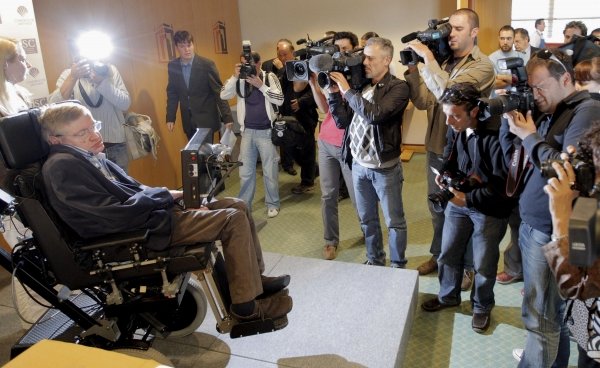 Stephen Hawking durante la rueda de prensa que dió en Santiago de Compostela. (Foto: efe)