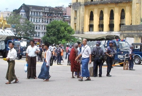 La policía birmana toma posiciones en el lugar en el ha ocurrido la explosión.
