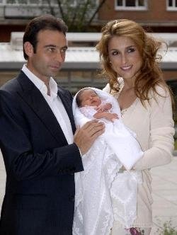Enrique Ponce y Paloma Cuevas con su hija.