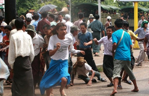 Imagen del 2007 en la que varias personas buscan refugio antes los disparos de las autoridades birmanas.