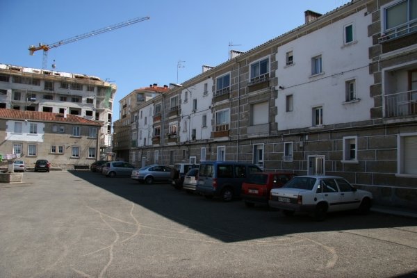 Zona de estacionamiento del grupo de viviendas del barrio de Santamariña de Xinzo. (Foto: Xesús Fariñas)