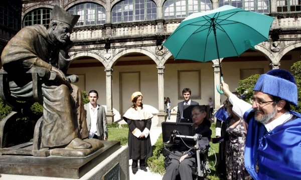 Momento de la imposición de la Insignia de Oro de la Universidad de Santiago. (Foto: X. Rey)
