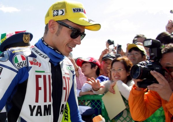 Rossi firma autógrafos a sus fans, en el circuito de Motegui. (Foto: Kimimasa Mayama)