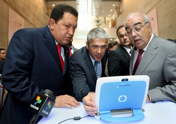 Hugo Chávez, José Sócrates y Mario Lina, ante un ordenador portátil. (Foto: Joao Relvas)