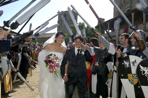 La pareja de recién casados pasa bajo las espadas de los soldados. (Foto: Rosa Veiga)