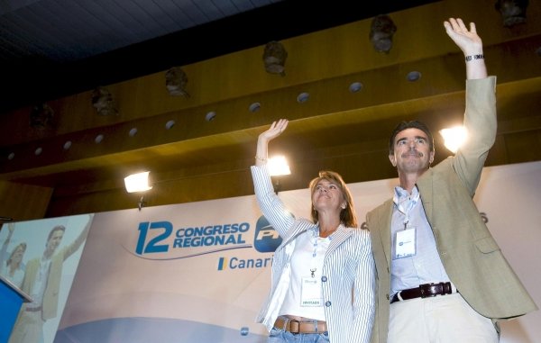 Cospedal y Soria saludan a los asistentes al Congreso. (Foto: Ángel Medina)
