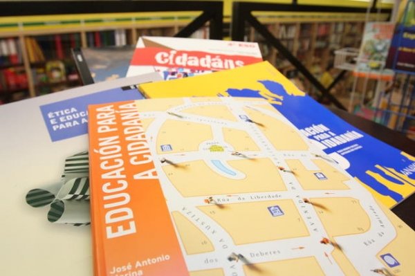 Libros de Educación para la Ciudadanía de diferentes editoriales. (Foto: Miguel Ángel)