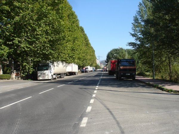 Camiones estacionados en la avenida de Galicia, en O Barco.