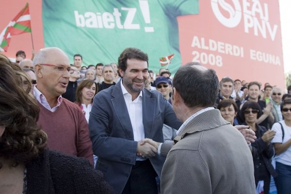 Quintana saluda a Iberretxe, en presencia de Durán i Lleida. (Foto: Vicente Pernía )
