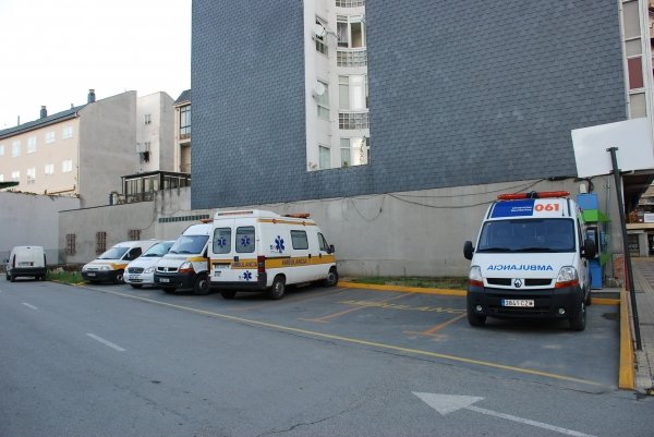 La ambulancia del 061, ante las Urgencias del Hospital Comarcal Valdeorras.