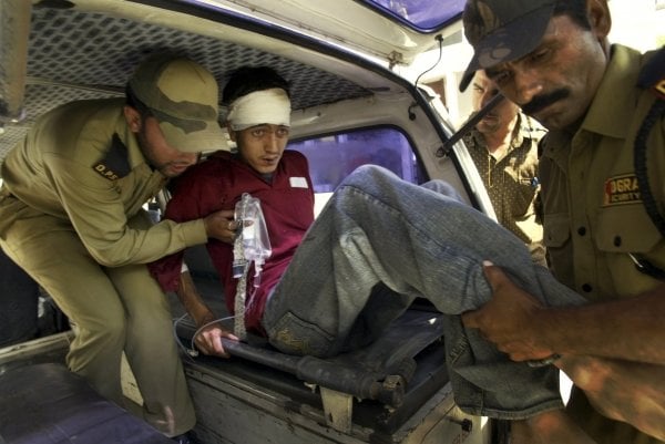 Uno de los heridos durante los conflictos en Cachemira.