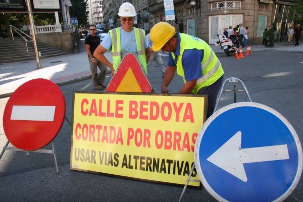 Las obras de mejora del adoquinado y canalizaciones de la calle Bedoya comenzaron ayer. (Foto: Xesús Fariñas)