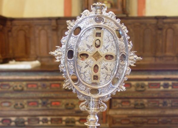 Detalle de una de las cruces que, supuestamente, conservan parte de la madera de la cruz. (Foto: Archivo )