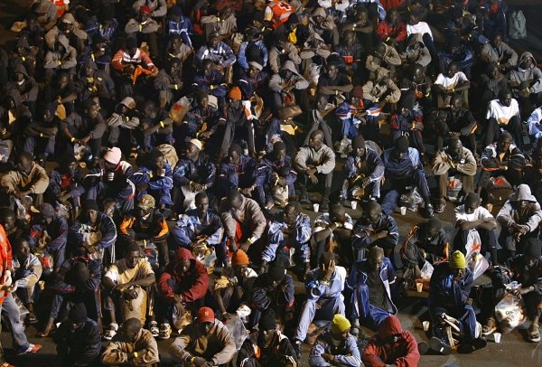 Imagen de los 229 inmigrantes llegados al Puerto de los Cristianos. (Foto: Manuel Lérida)