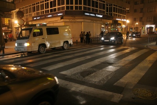 En el paso de peatones de Conde Vallellano se instalarán dos semáforos. (Foto: Martiño Pinal )