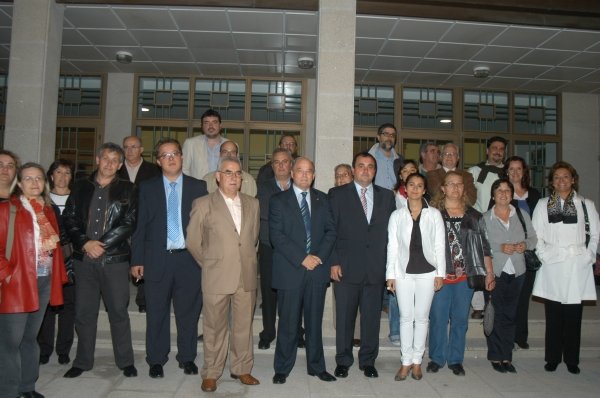 Los representantes de las 17 asociaciones con el alcalde, Isaac Vila, y Daniel Blanco. (Foto: Martiño Pinal)