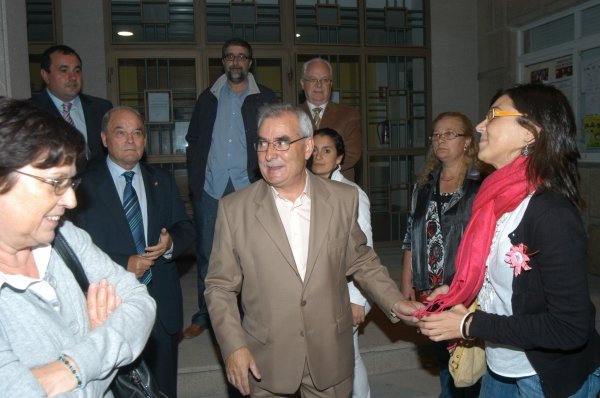 Blanco saluda a miembros de la asociación. Arriba, a la izquierda, Gómez Fernández y Vila. (Foto: Martiño Pinal)