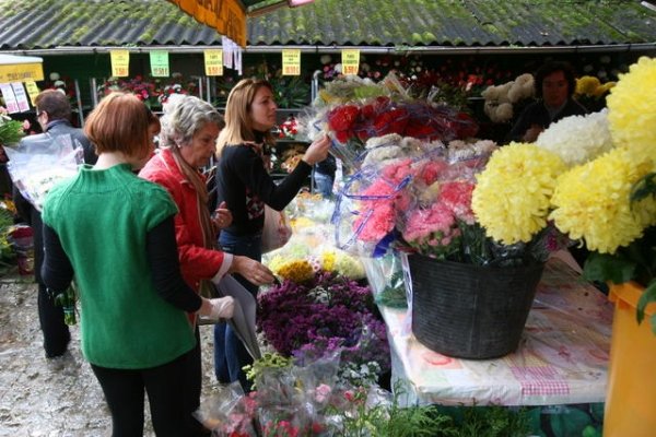 Flores a la venta en la Praza de Abastos. (Foto: Xesús Fariñas)