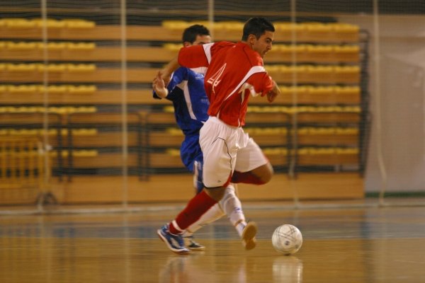 Iván disputa la pelota con un jugador del A Mariña.