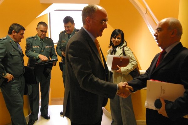 El alcalde de Verín saluda a Ocampo, antes de la reunión. (Foto: José Paz)