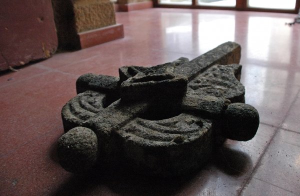 La cruz es de granito labrado y pesa unos 30 kilos. (Foto: Martiño Pinal)