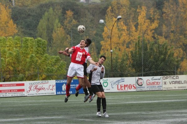 Un jugador del Ponte lucha por un balón aéreo con un rival. (Foto: Miguel Ángel)