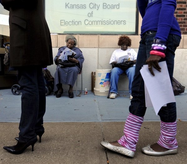 Varias personas hacen cola para votar en Kansas City. (Foto: EFE)